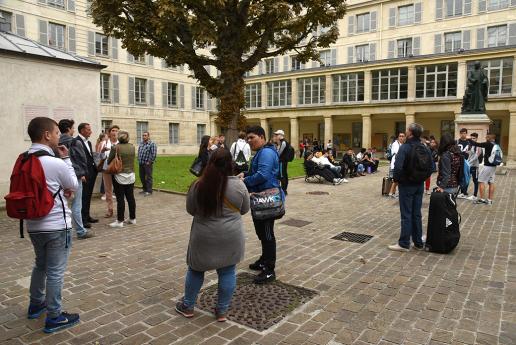 Les lycéens se rassemblent dans la cour de l'INJS.