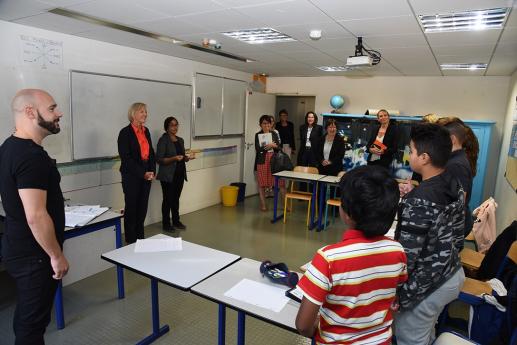 Mme Sophie Cluzel, Secrétaire d’Etat en charge des personnes handicapées, visite une classe du collège.