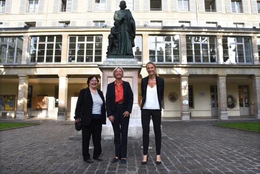 Sophie Cluzel, entourée d'Agnès Jeannet, Présidente du Conseil d'Administration de l'INJS, et d'Elodie Hémery, directrice de l'INJS de Paris.