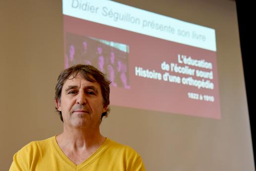 L'auteur, Didier Séguillon, venu présenter son livre à l'INJS.