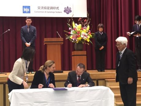 Signature de la convention de partenariat entre Madame Elodie Hémery  Directrice de l’institut national de jeunes sourds de Paris et Monsieur Tsuneo Harashima Directeur de l’Ecole pour Sourds Université de Tsukuba, Japon